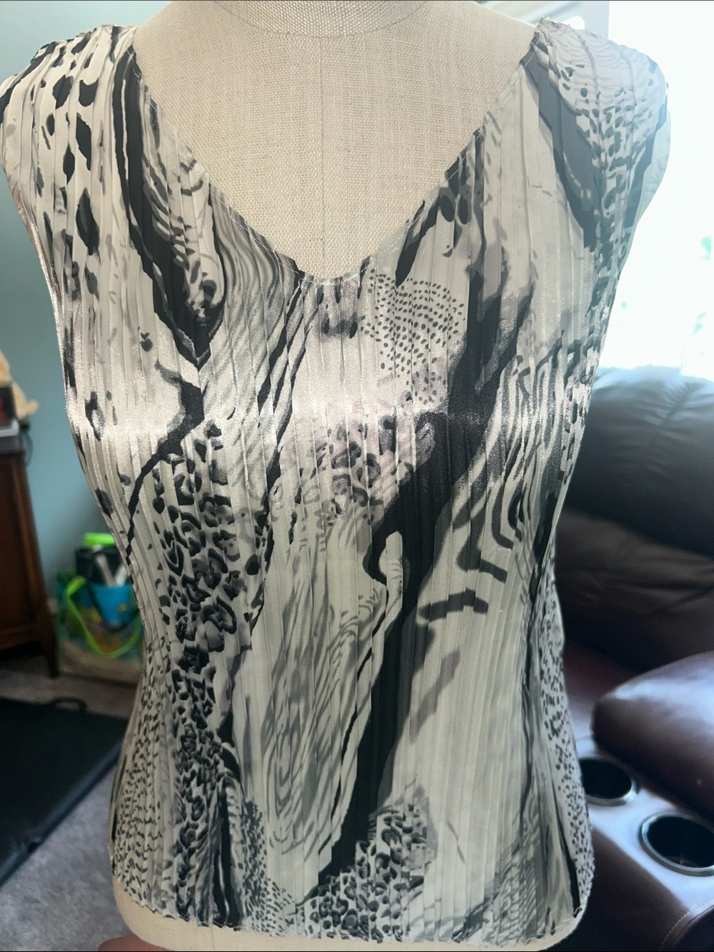 Jaipur - Size Med Stretchy Black & White Abstract Pleated Silky Top, never worn